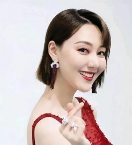 王冠夫妇首次公开合影,甜蜜亮相引发网友热议