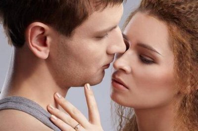 女人有2个情人她会爱哪一个