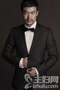 莫小棋艳照曝光 一丝不挂与廖凡沙滩野战