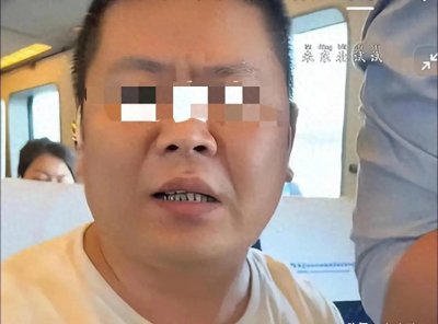高铁霸座再升级,光脚暴力挑衅,真相究竟如何?