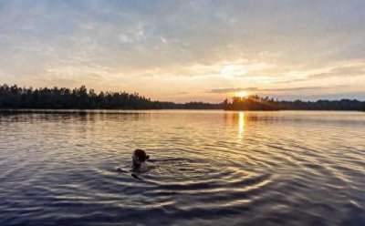 大胆女子一丝不挂裸泳,游客惊呼勇者无畏!