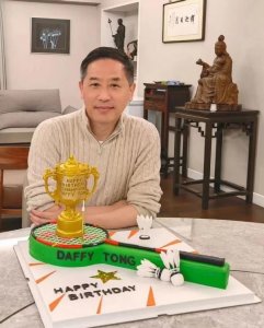 62岁唐鹤德曝庆生照,两鬓发白依旧帅气,曾是张国荣20年挚爱