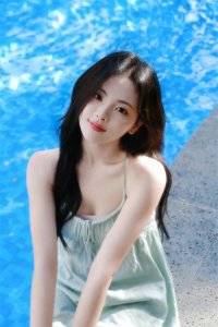 杨超越泳池大片 穿吊带深V碎花裙 清新甜美 又纯又欲