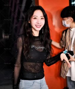 44岁柳岩优雅现身,黑纱透视装展现出独特气质成为聚光灯下的焦点