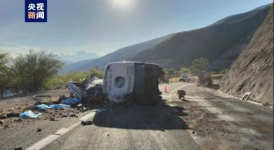 墨西哥南部一客车侧翻 已致18人死亡